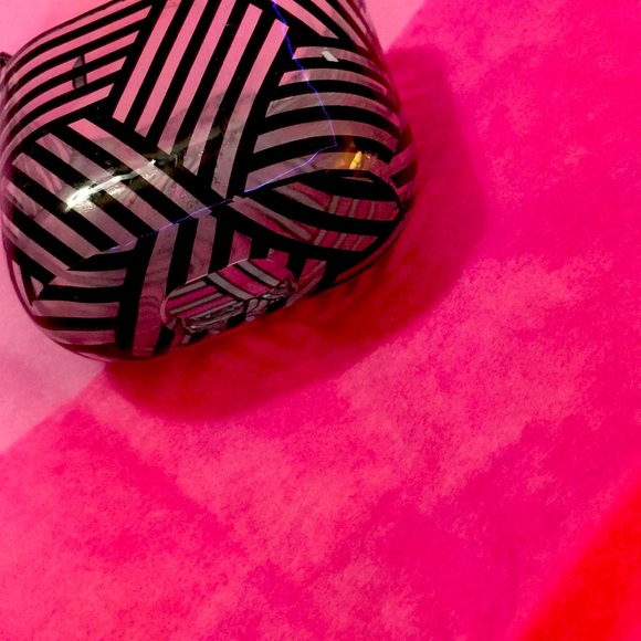 AirPod case - Picture 3 of 3